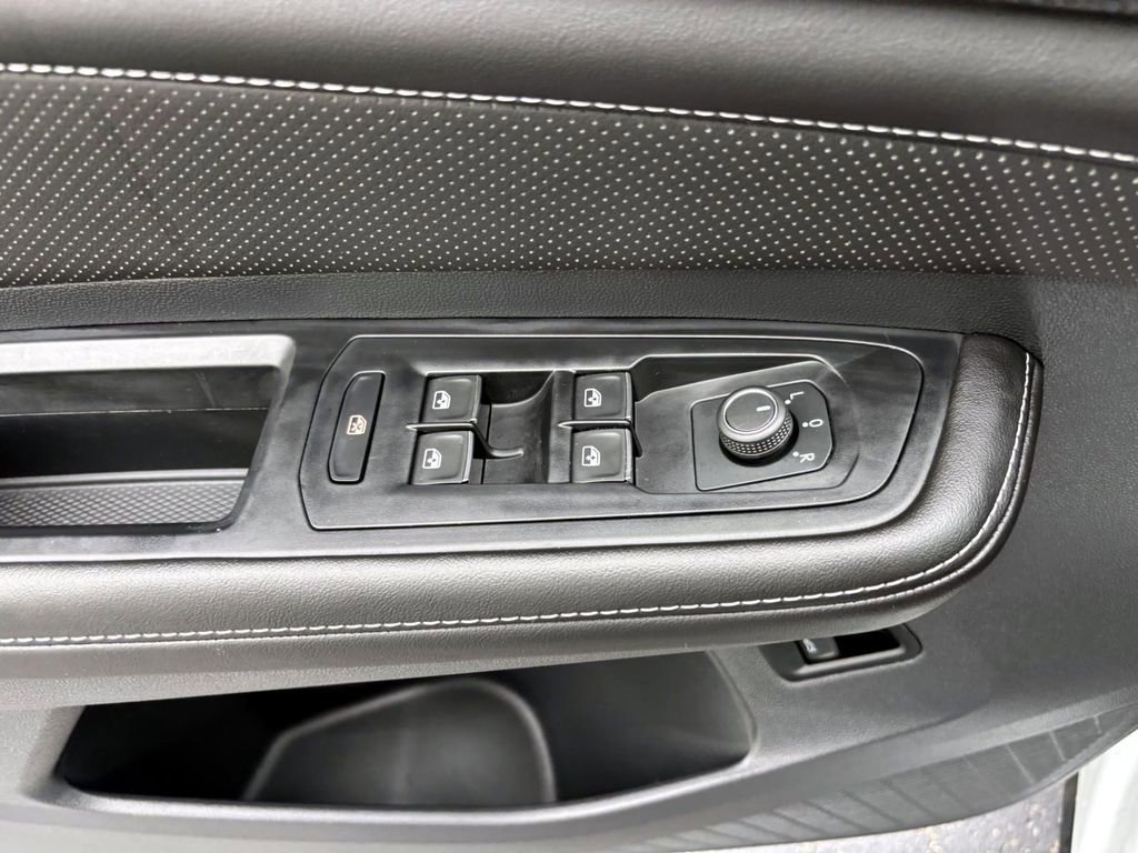 Used 2025 Volkswagen Atlas Cross Sport SEL R-Line image 13