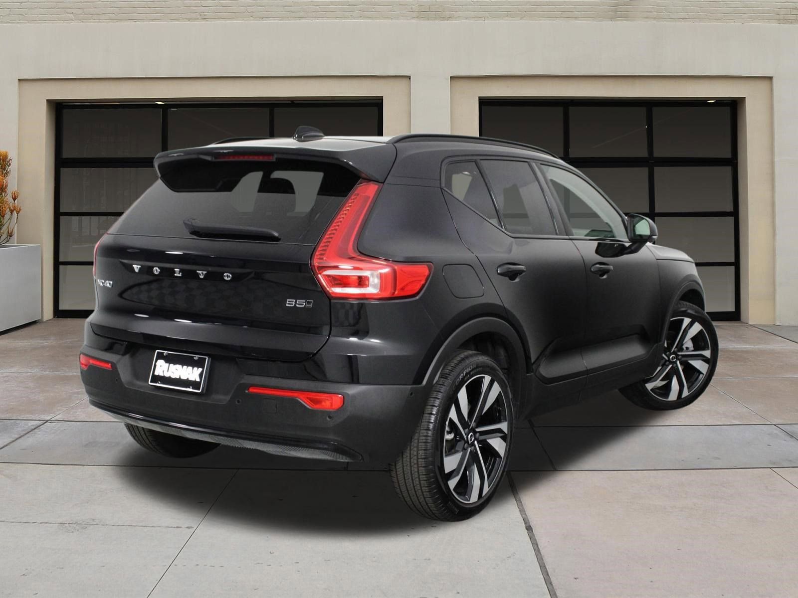 Certified 2025 Volvo XC40 B5 Plus AWD/4WD image 4