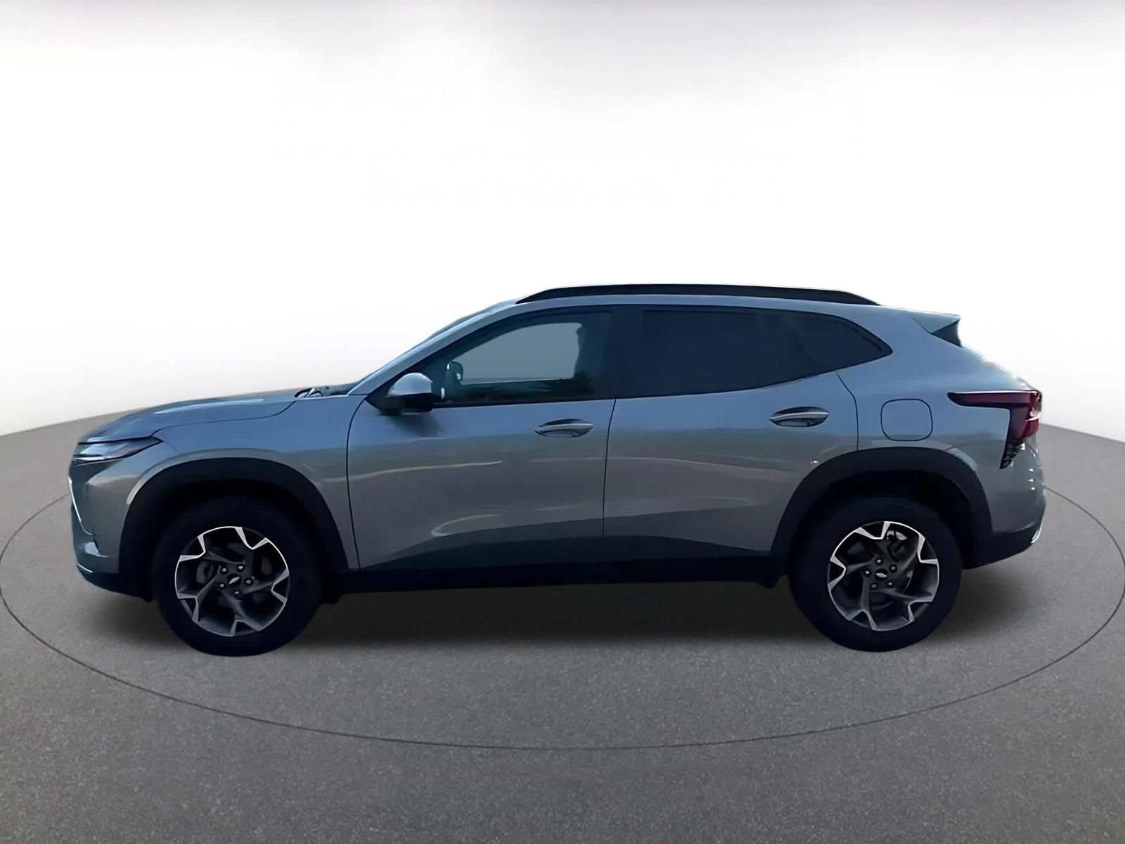 Used 2025 Chevrolet Trax LT FWD image 9