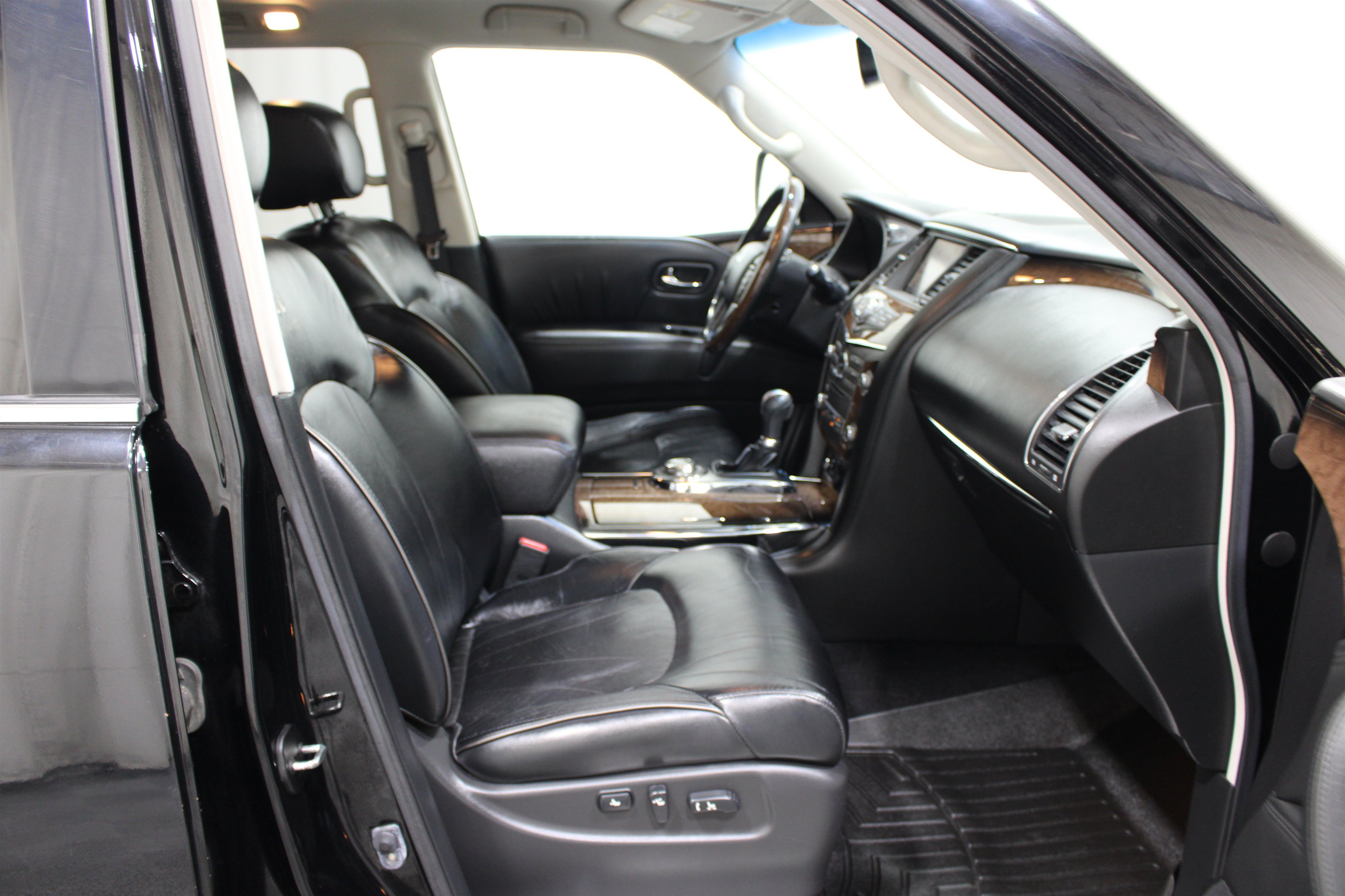 Used 2011 INFINITI QX56 4WD w/ Deluxe Touring Pkg image 30
