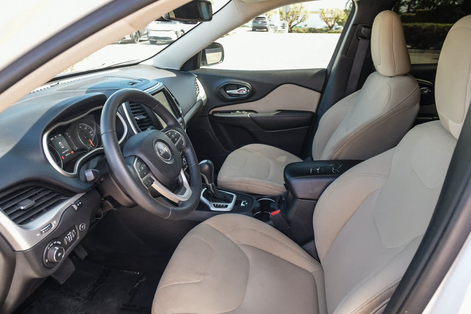 Used 2016 Jeep Cherokee Latitude w/ Comfort/Convenience Group FWD image 16