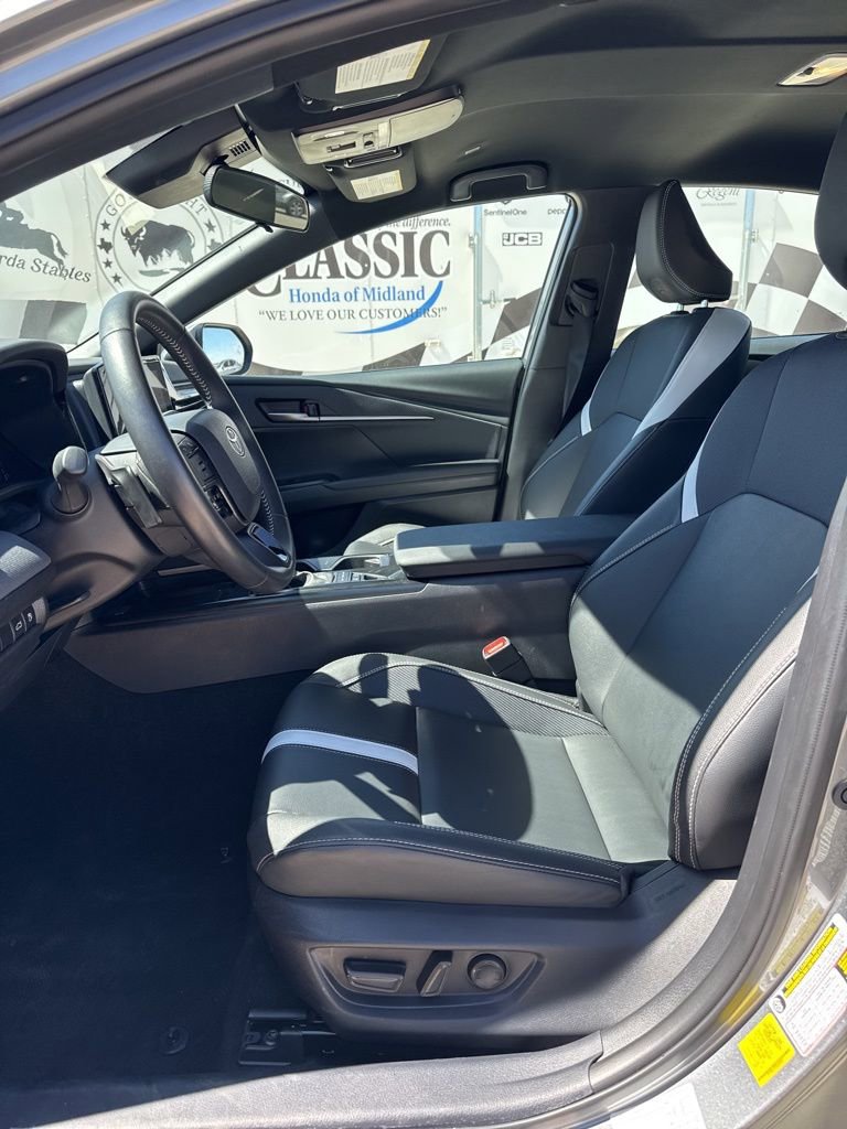 Used 2025 Toyota Camry SE FWD image 11