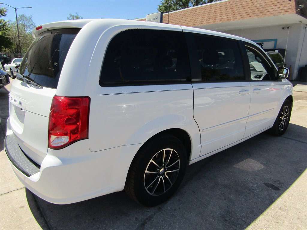 Used 2014 Dodge Grand Caravan SXT FWD image 4