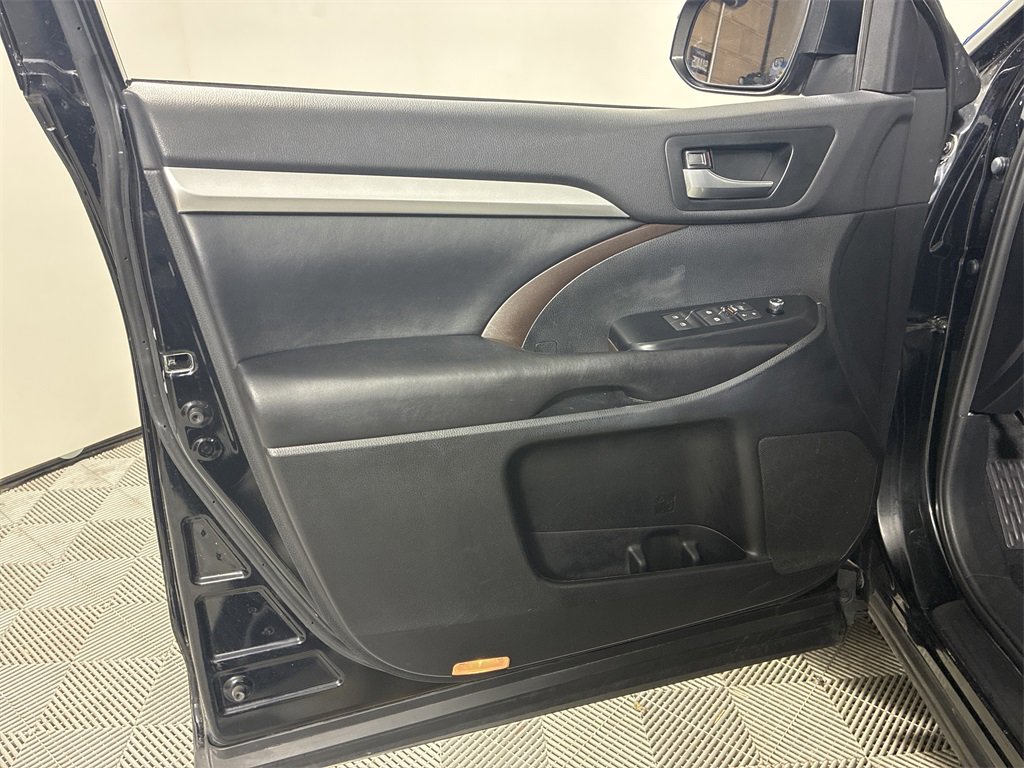 Used 2019 Toyota Highlander XLE image 27