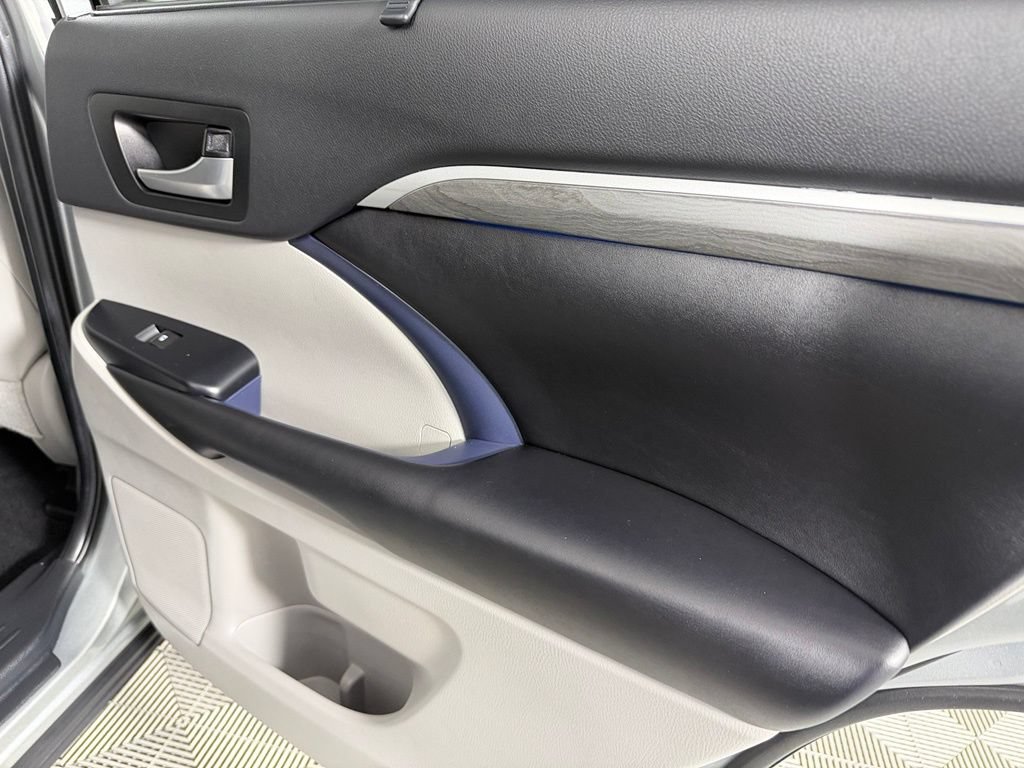 Used 2019 Toyota Highlander Limited FWD image 33
