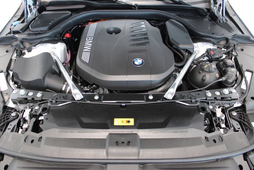 New 2026 BMW 550e xDrive AWD/4WD image 8