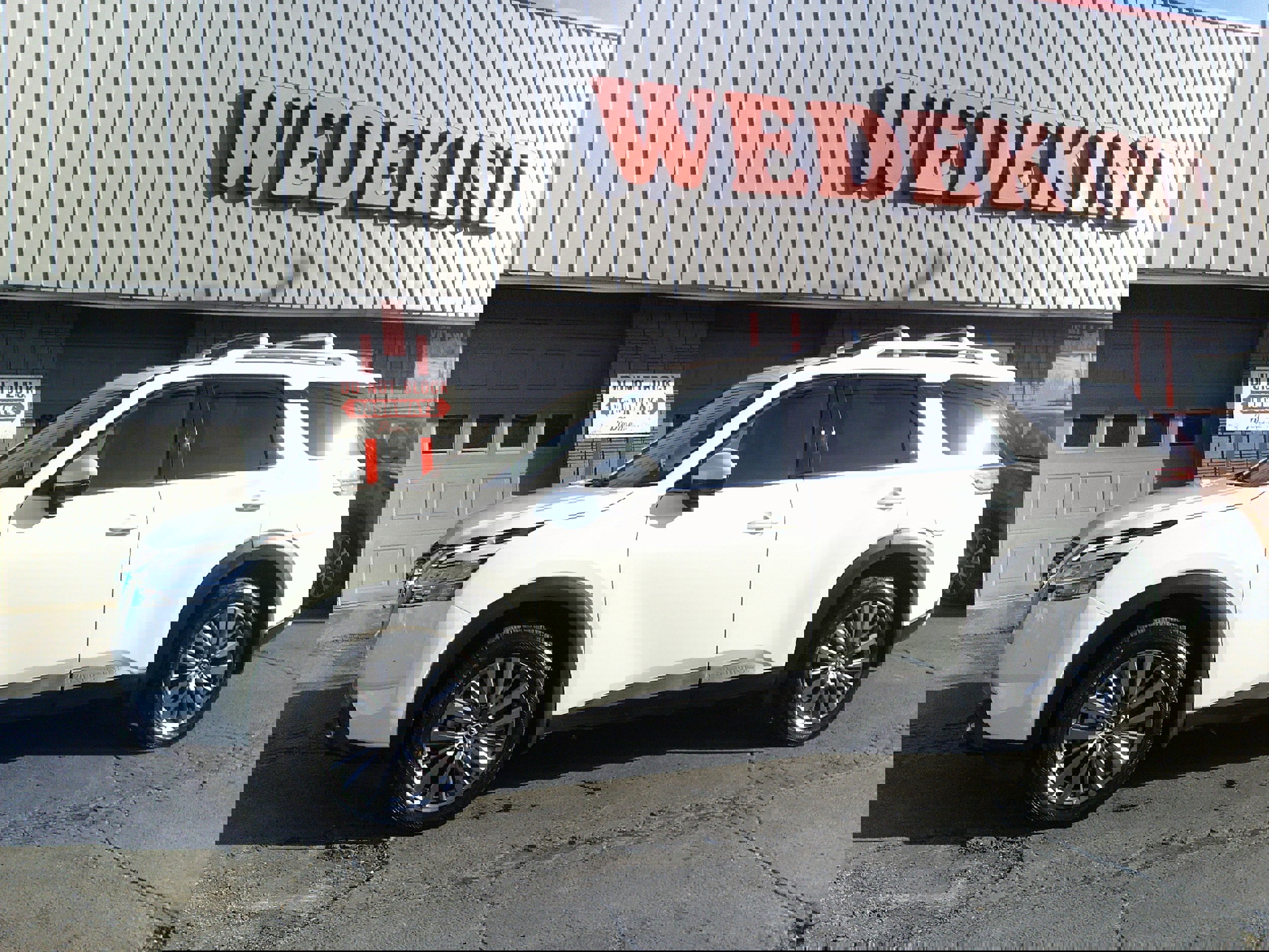 Used 2023 Nissan Pathfinder SL w/ SL Premium Package image 3