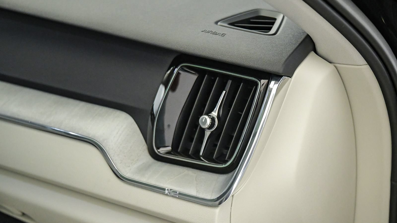 Certified 2023 Volvo XC60 T8 Plus w/ Protection Package Premier AWD/4WD image 17