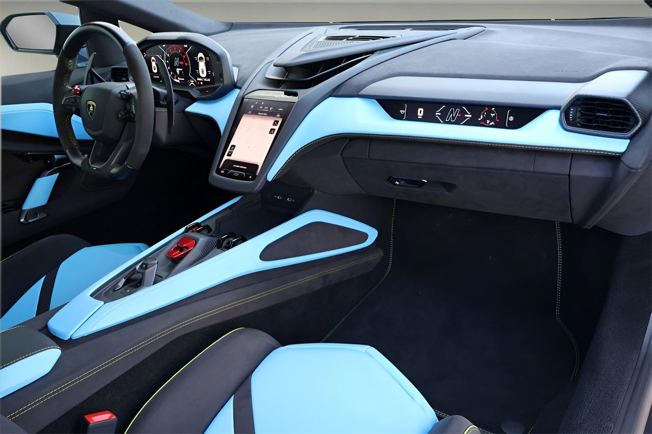 Used 2025 Lamborghini Revuelto image 15