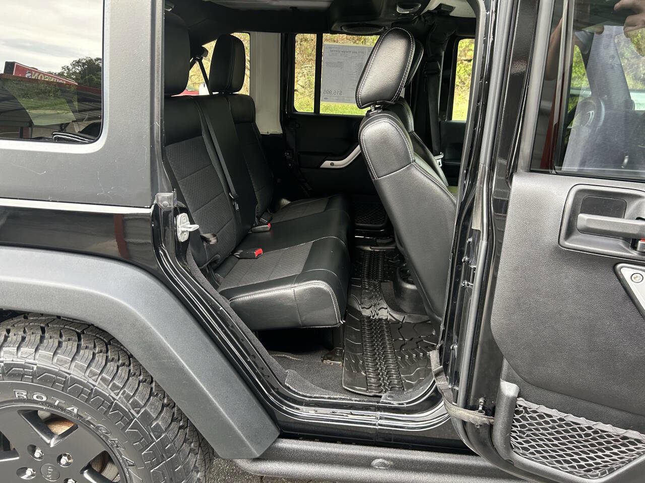 Used 2012 Jeep Wrangler Unlimited Rubicon image 22