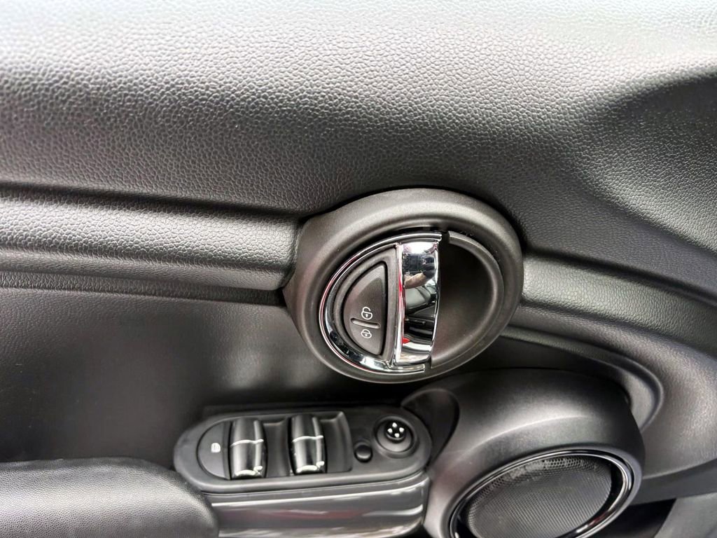 Used 2015 MINI Cooper 4-Door Hardtop image 9