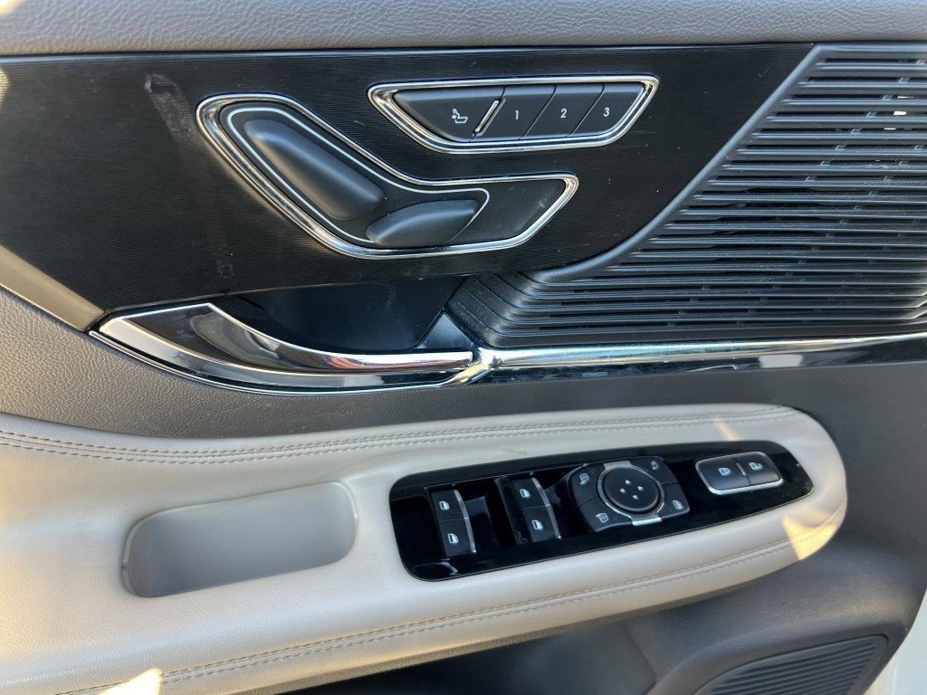 Used 2022 Lincoln Corsair AWD w/ Premium Package image 18