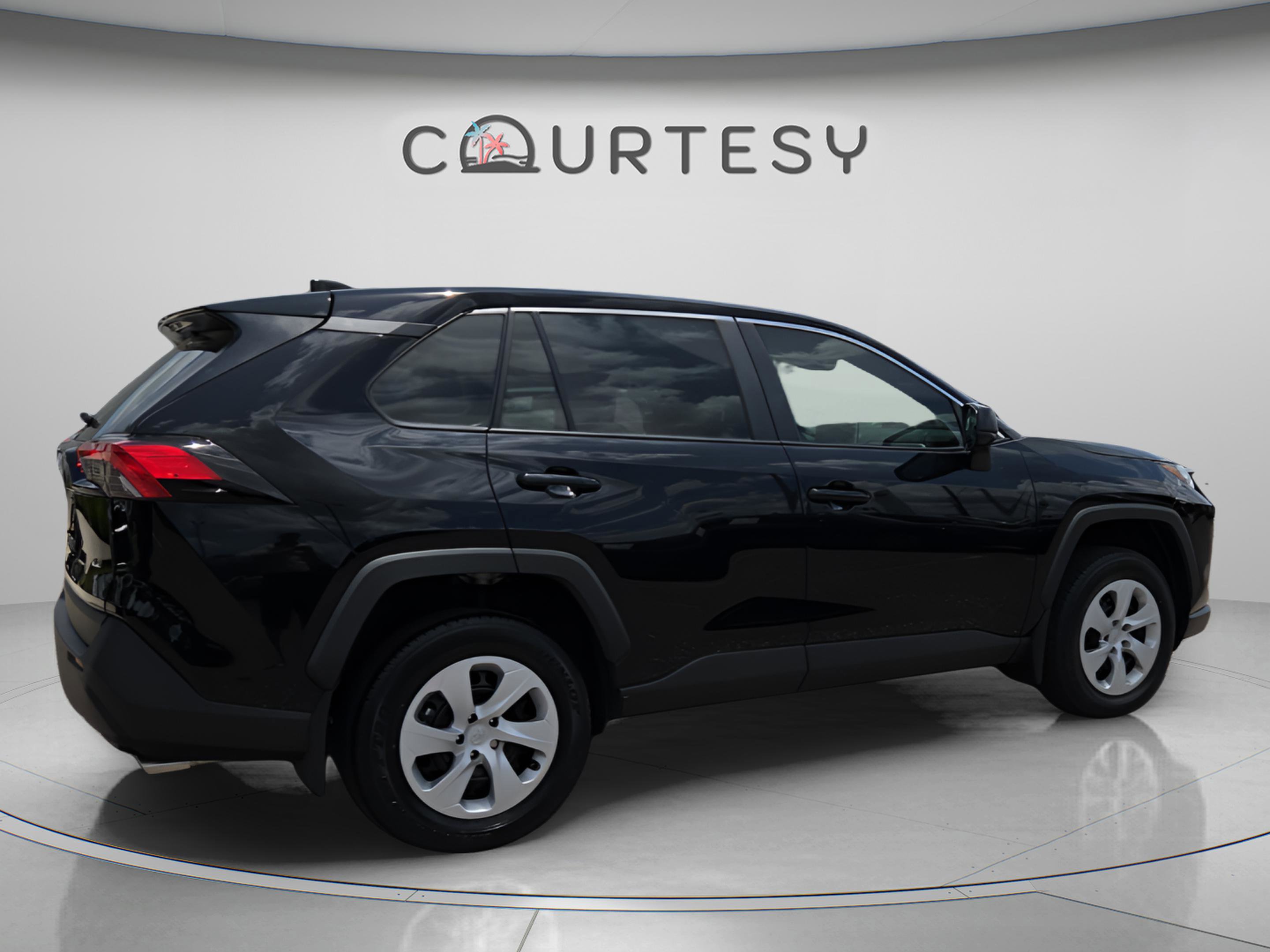 Certified 2025 Toyota RAV4 LE FWD image 5