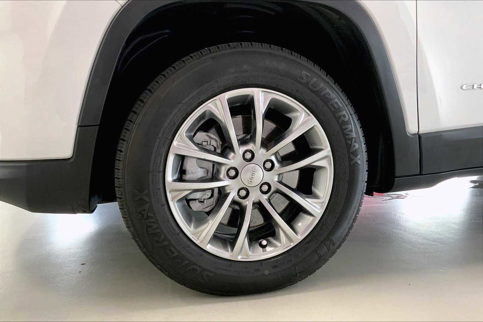 Used 2019 Jeep Cherokee Latitude Plus w/ Cold Weather Group image 8