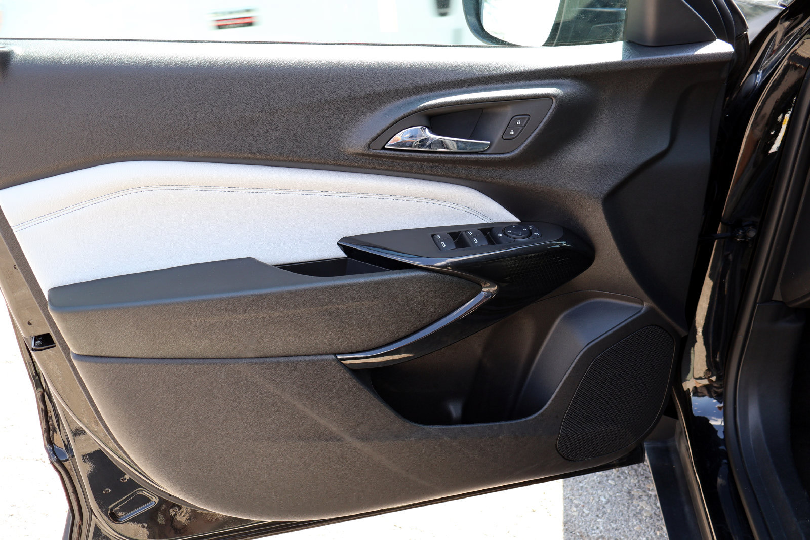 Used 2025 Chevrolet Trax LT FWD image 15