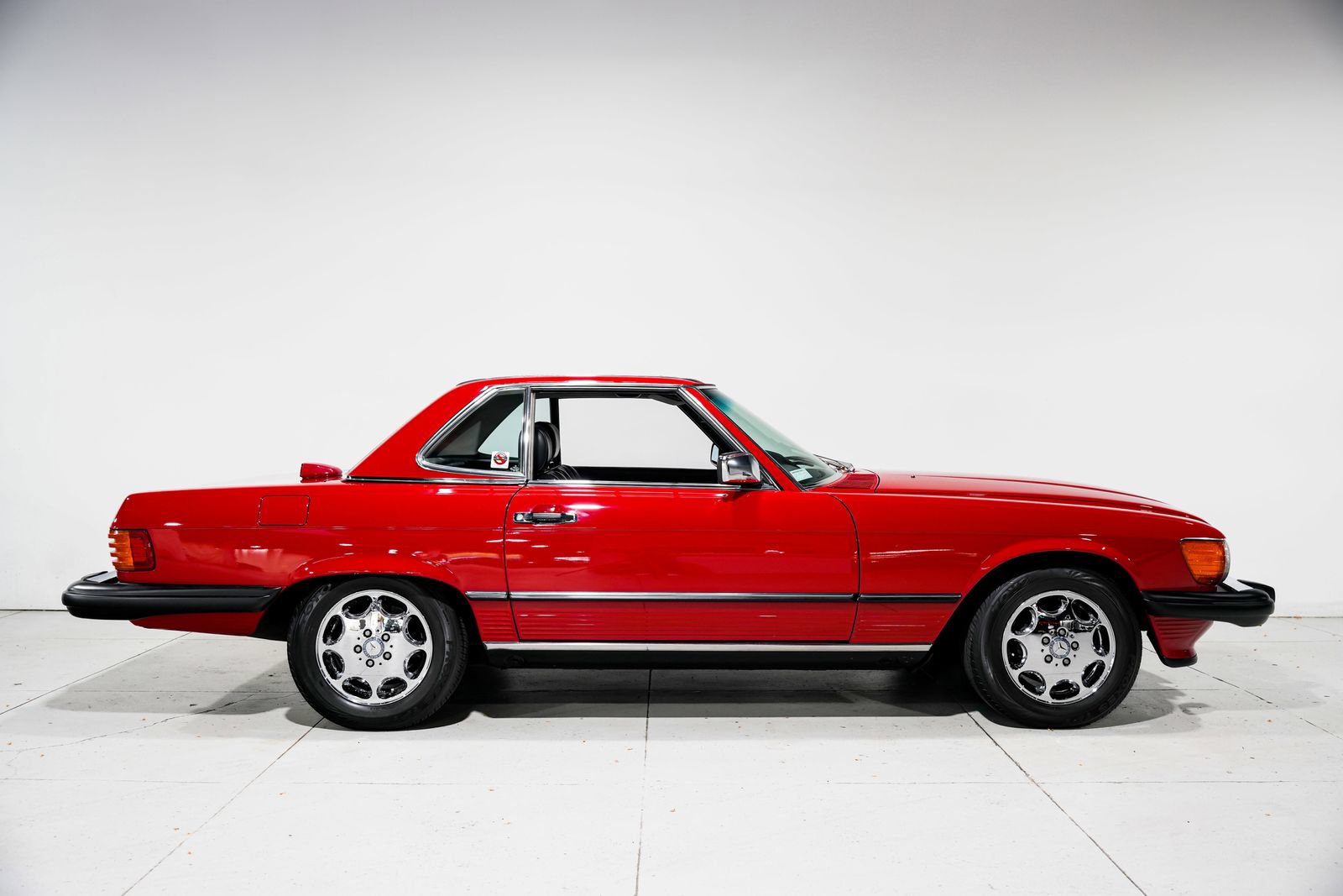 Used 1987 Mercedes-Benz 560 SL image 2