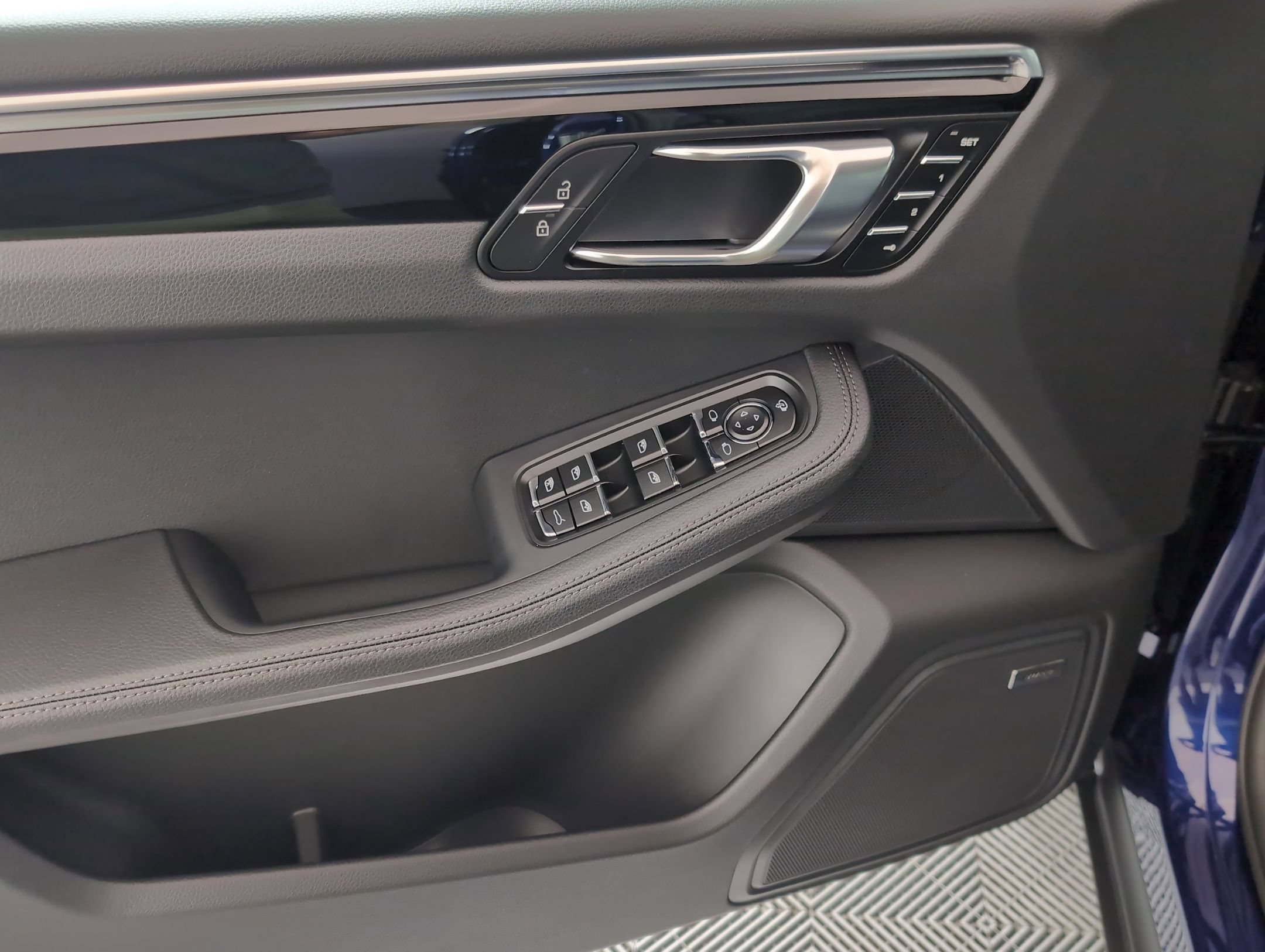 Certified 2025 Porsche Macan AWD/4WD image 16