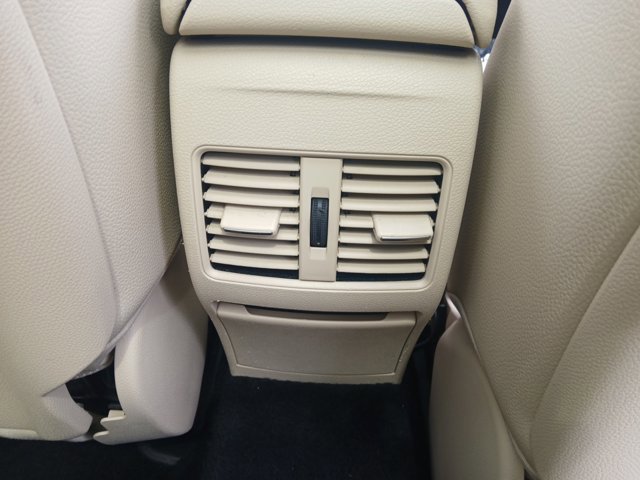 Used 2015 Mercedes-Benz GLA 250 4MATIC image 29