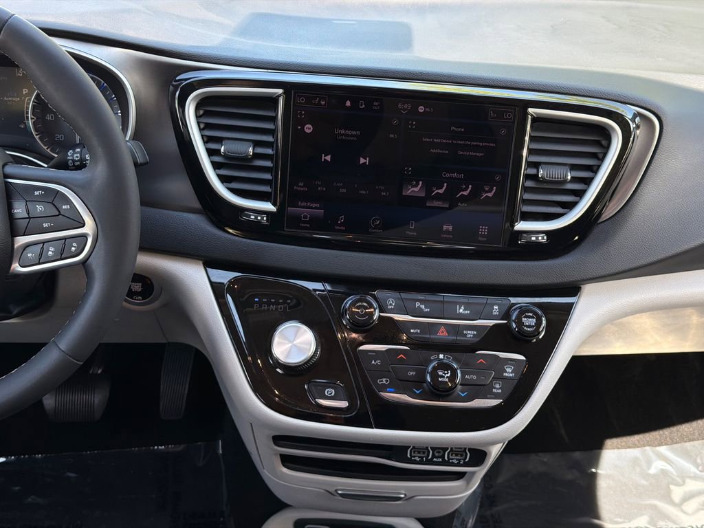 Used 2023 Chrysler Pacifica Touring-L image 20