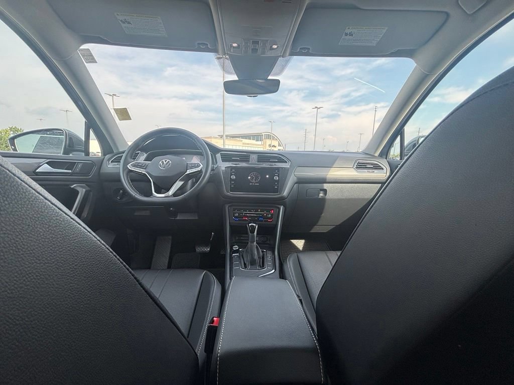 Used 2023 Volkswagen Tiguan SE w/ Panoramic Sunroof Package FWD image 25