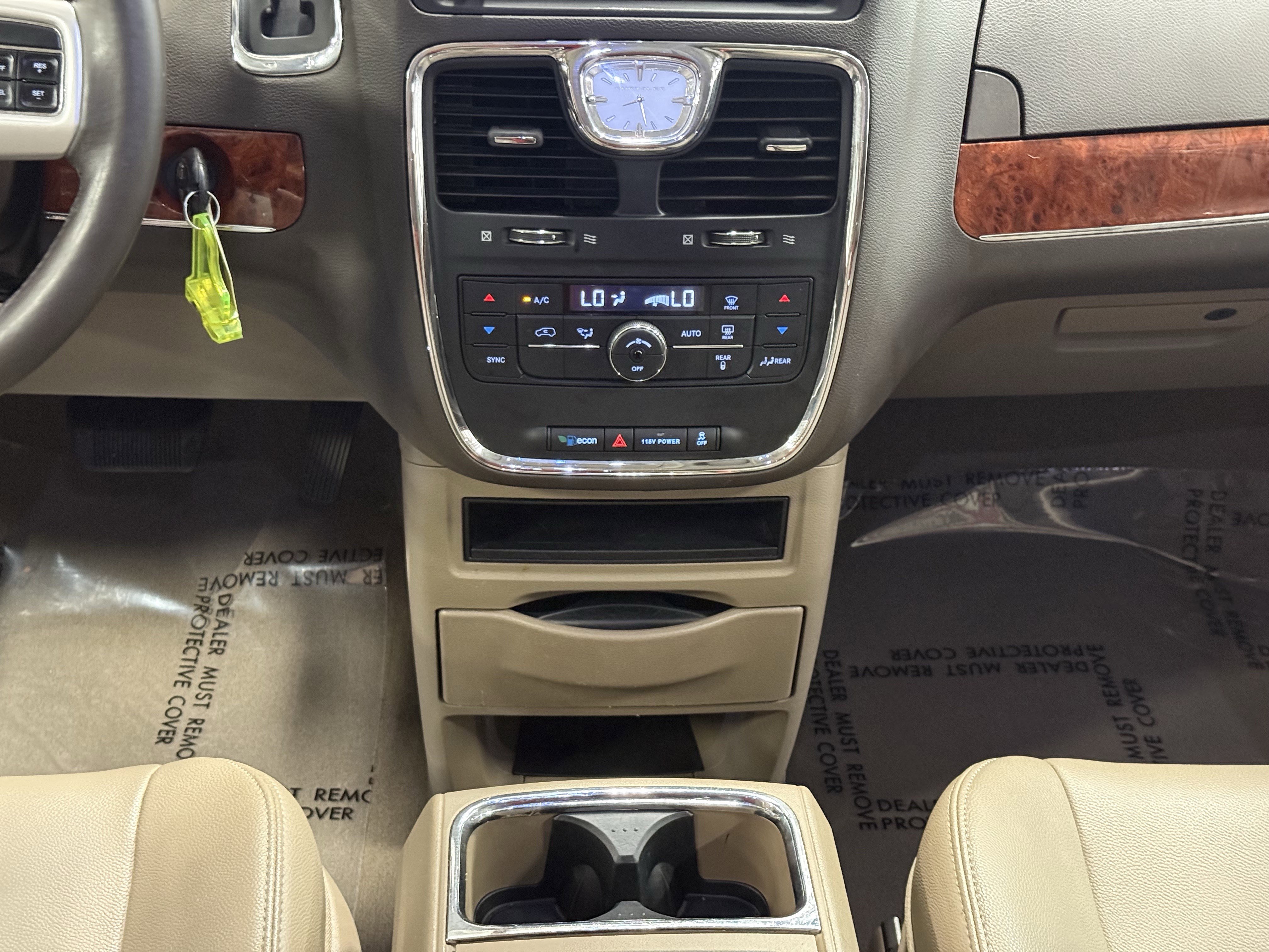 Used 2014 Chrysler Town & Country Touring-L image 19