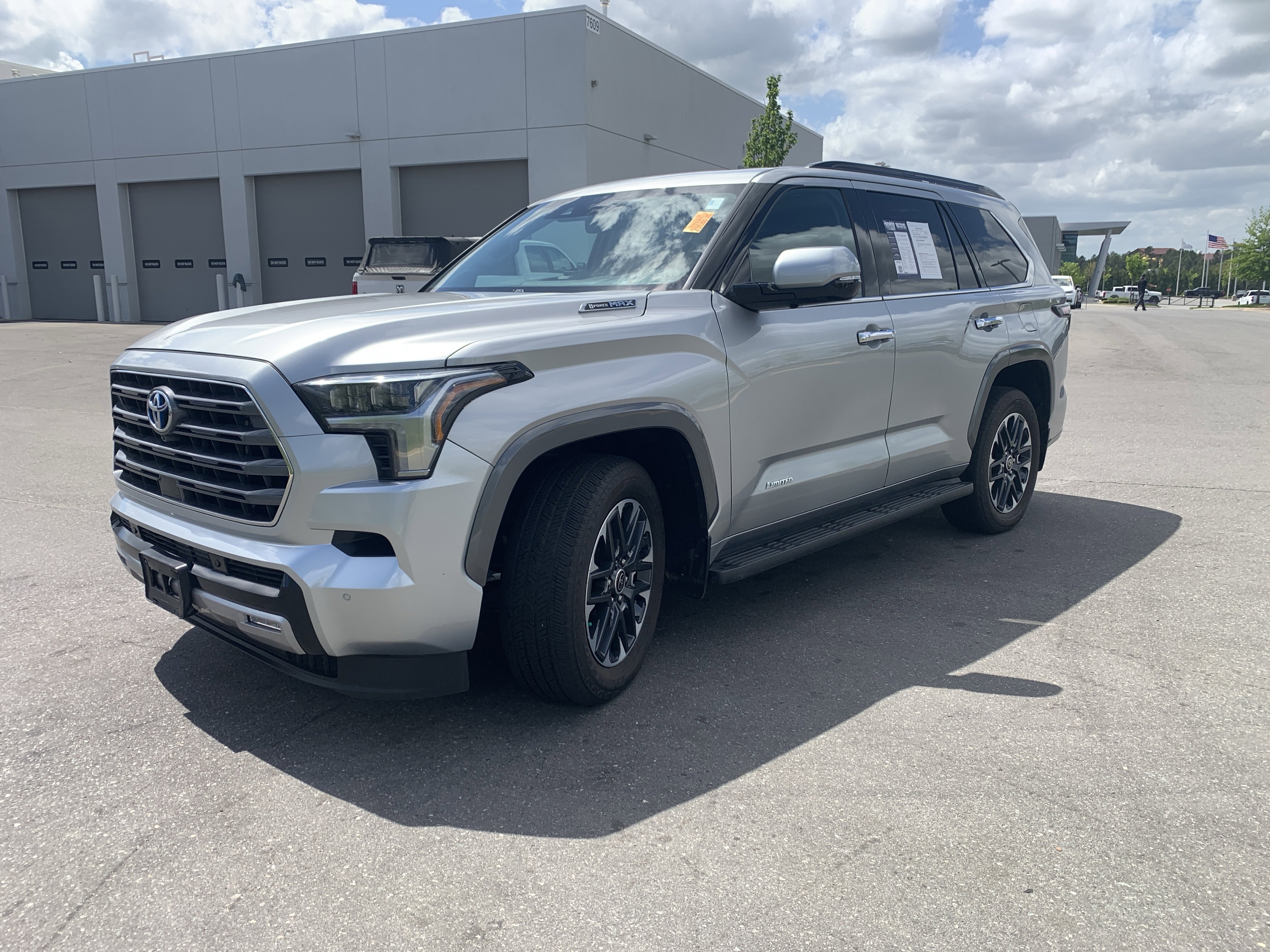 Used 2023 Toyota Sequoia Limited w/ Tow Technology Package AWD/4WD image 5