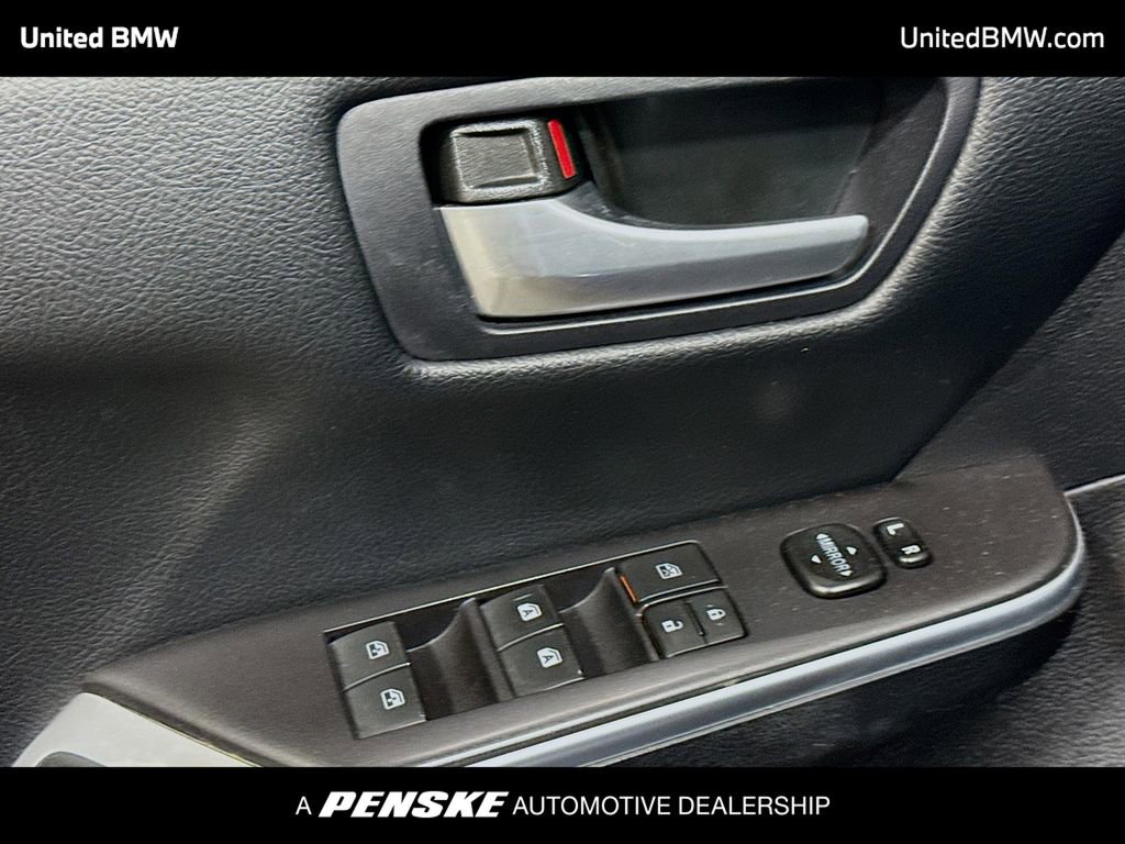 Used 2016 Toyota Camry SE image 3