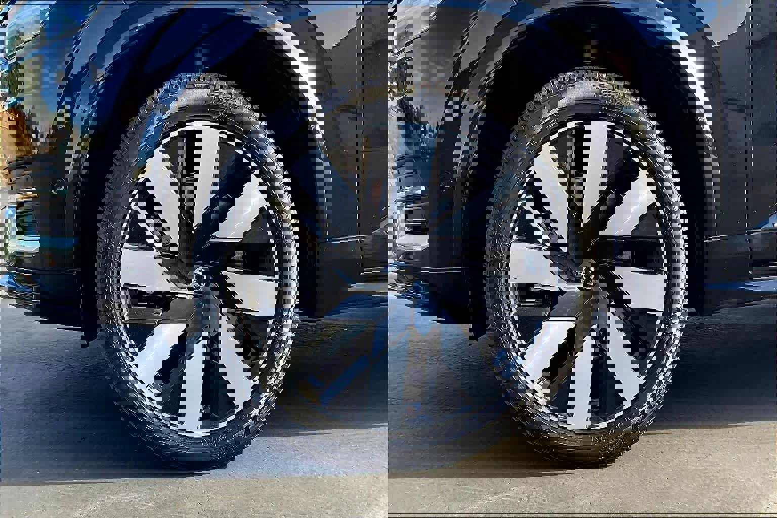 Used 2023 Volvo XC90 T8 Ultimate w/ Lounge Package image 12