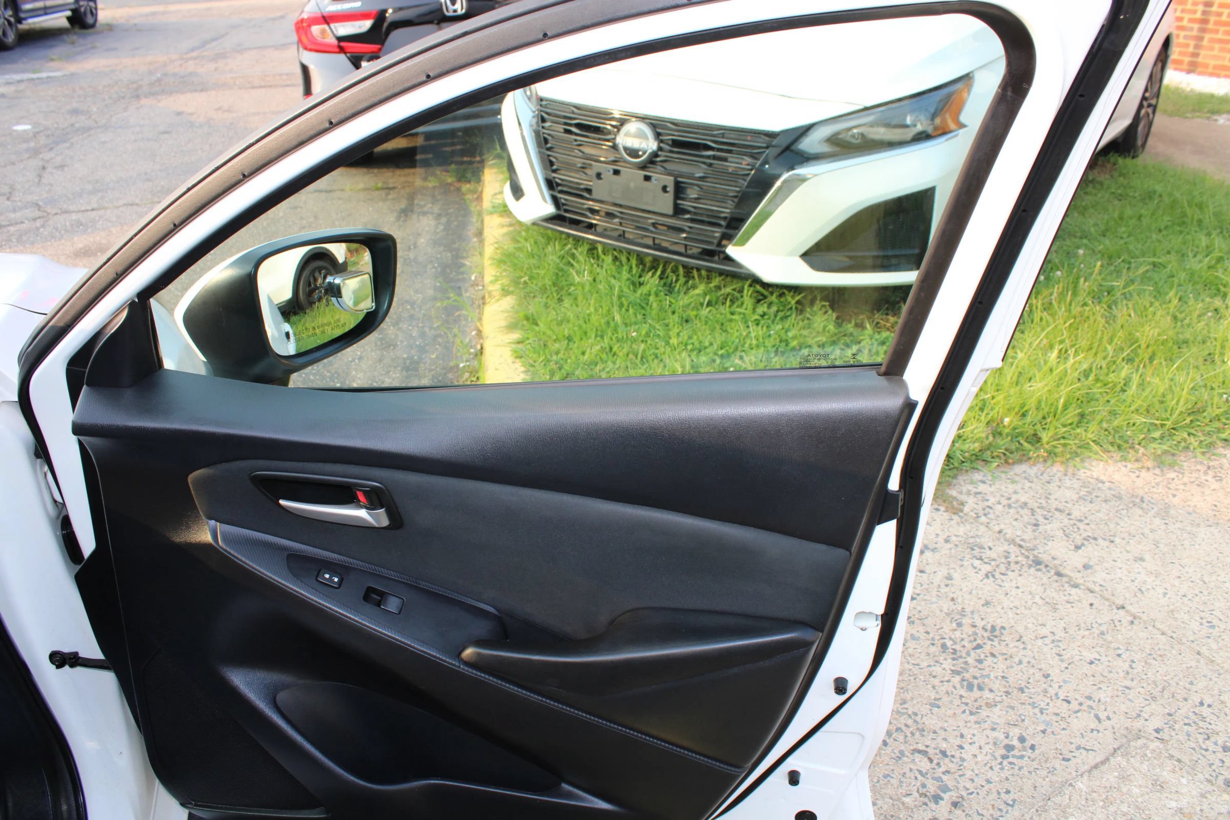 Used 2019 Toyota Yaris L FWD image 19