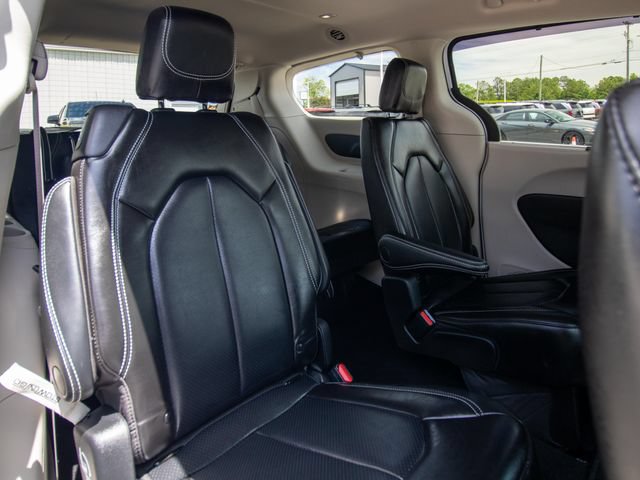 Used 2023 Chrysler Pacifica Touring-L FWD image 17