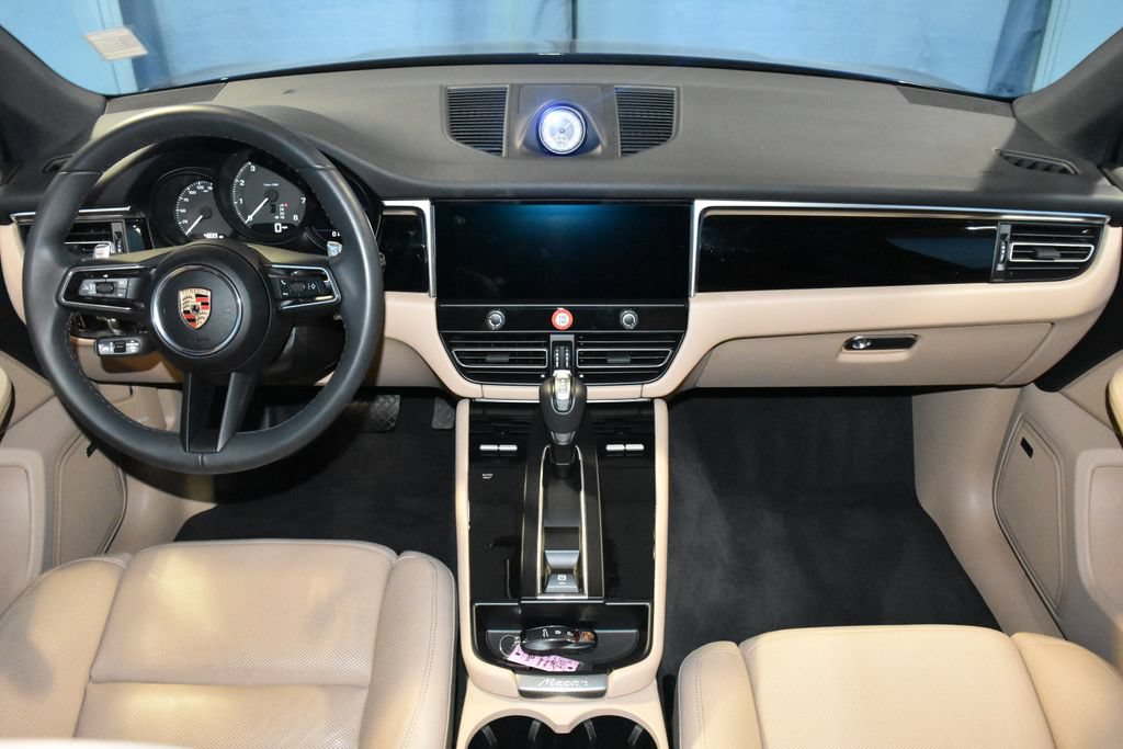 Certified 2025 Porsche Macan AWD/4WD image 9