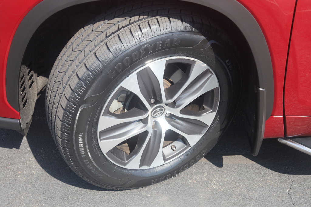 Used 2021 Toyota Highlander XLE AWD/4WD image 15