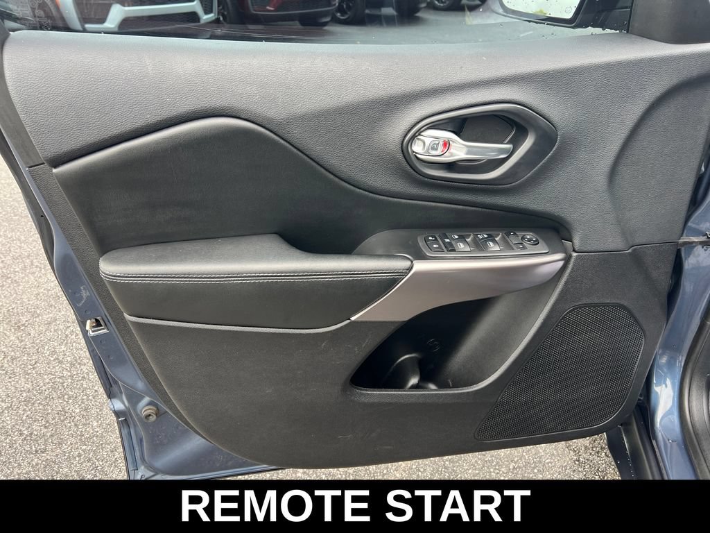 Used 2019 Jeep Cherokee Latitude w/ Popular Appearance Group FWD image 12