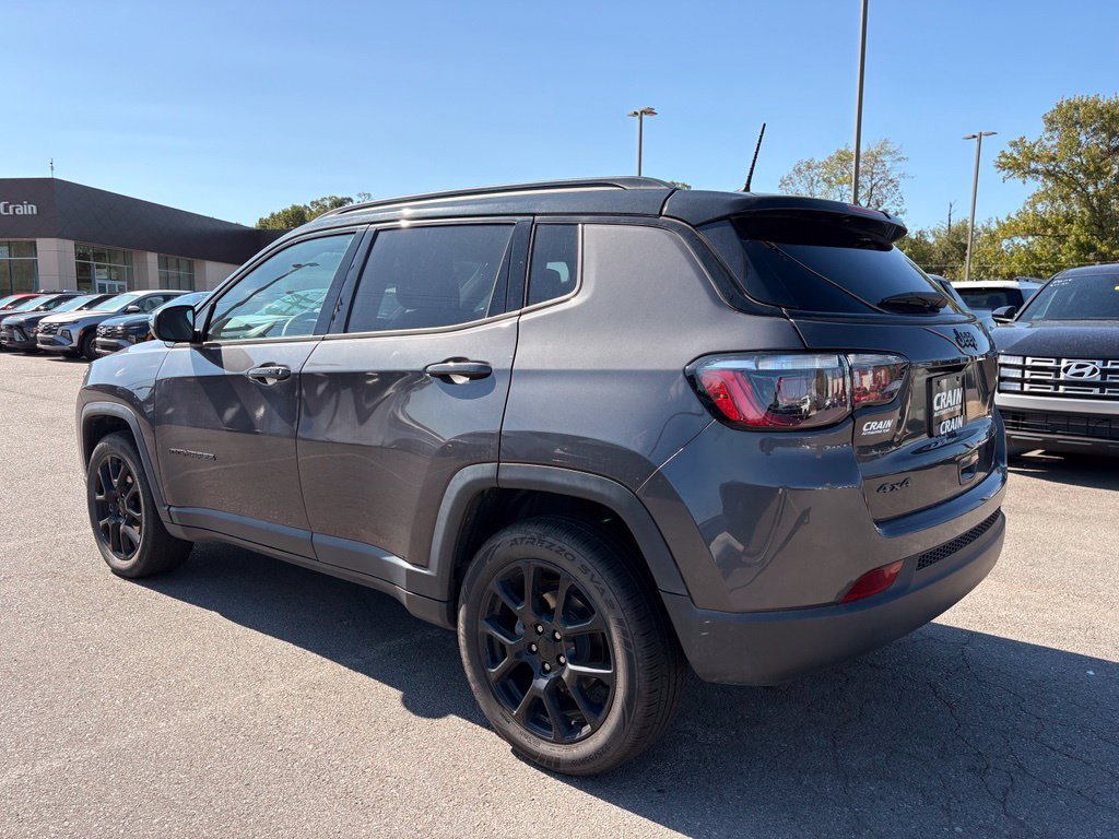 Used 2024 Jeep Compass Latitude w/ Convenience Group AWD/4WD image 5