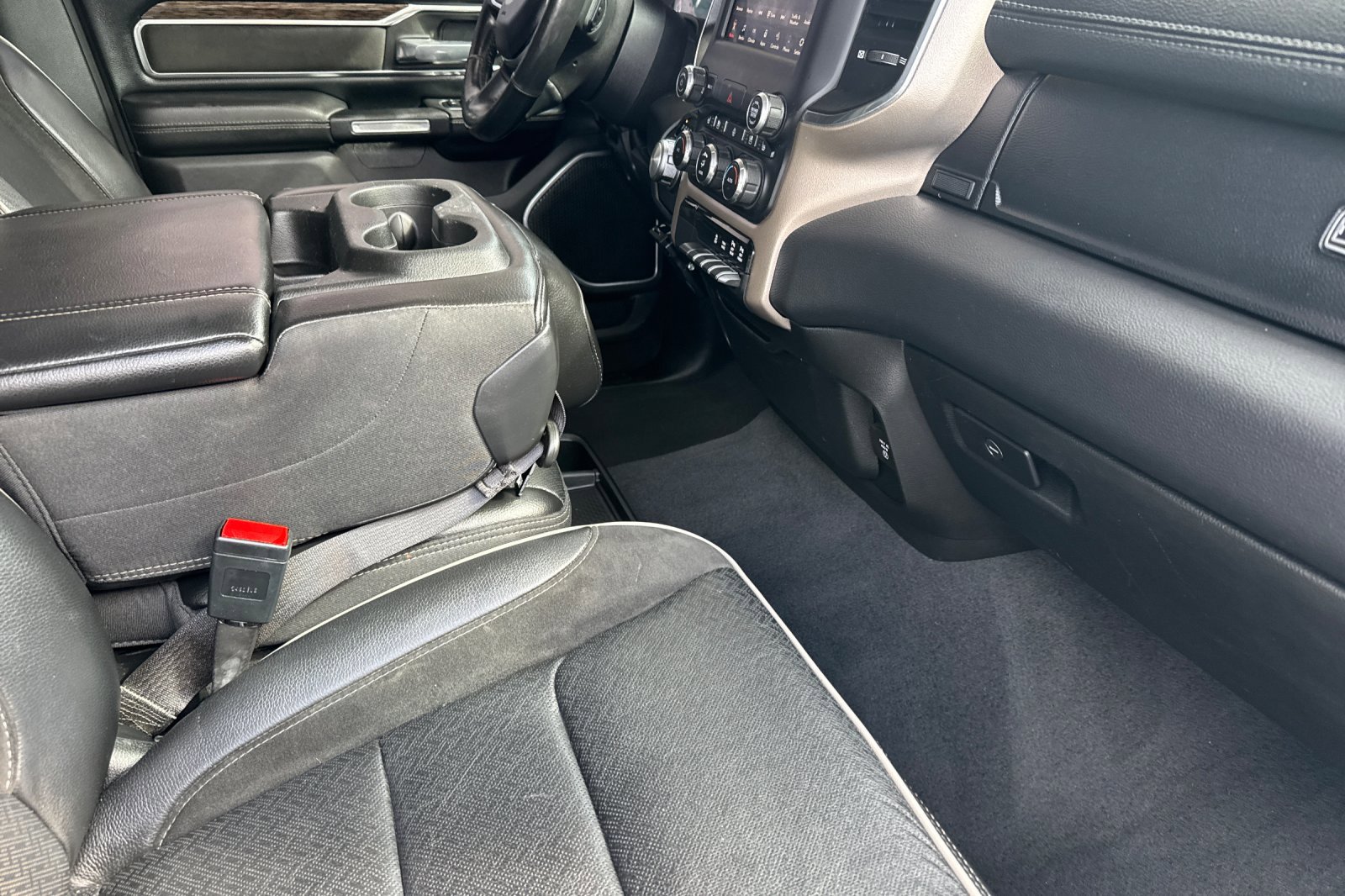 Used 2019 RAM 1500 Laramie AWD/4WD image 15