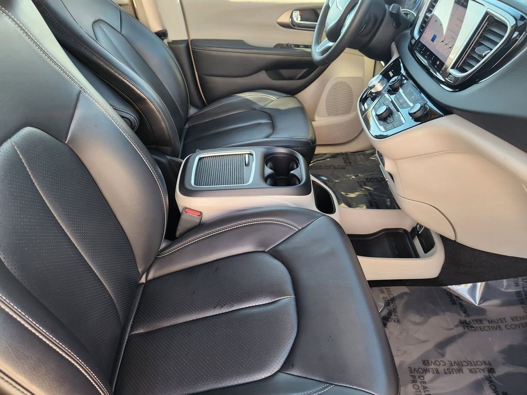 Used 2023 Chrysler Pacifica Touring-L image 15