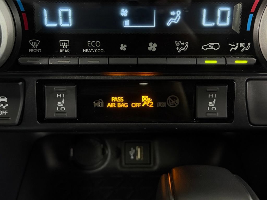 Used 2025 Toyota RAV4 SE AWD/4WD image 19