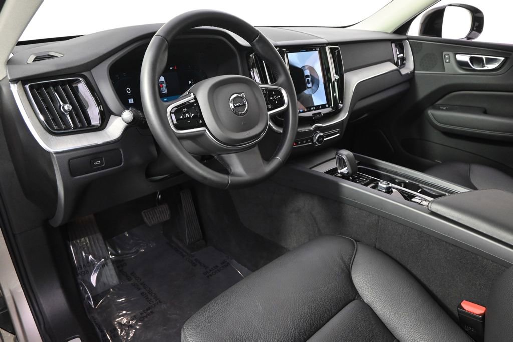 Used 2025 Volvo XC60 B5 Plus image 12