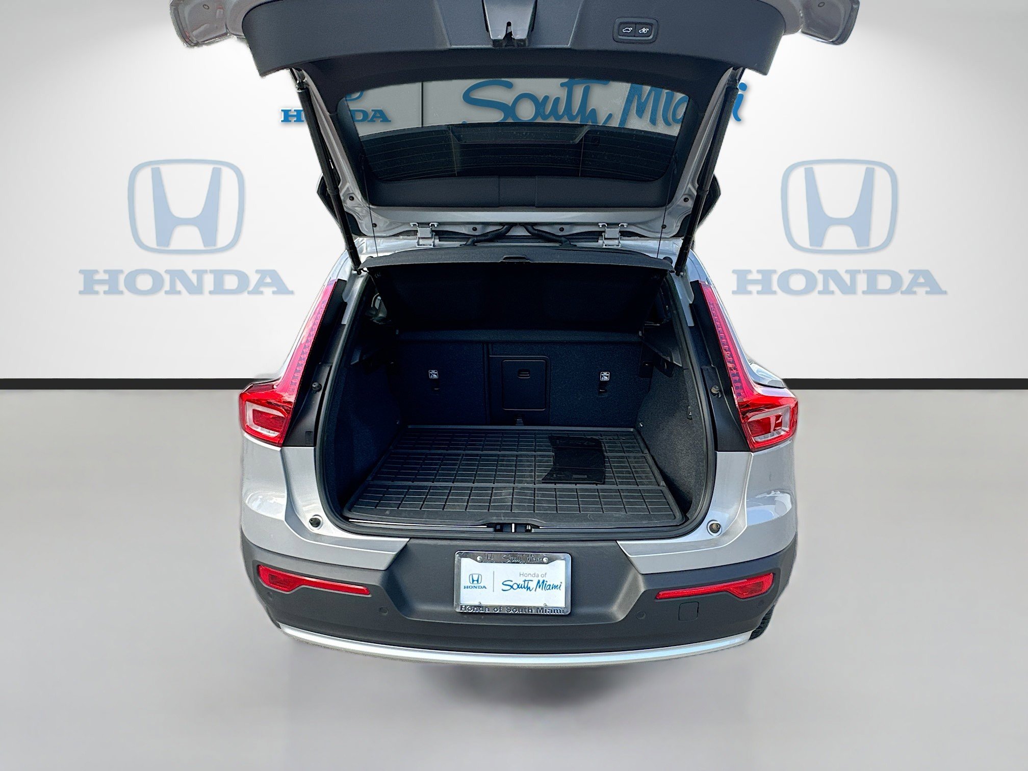 Used 2023 Volvo XC40 B5 Ultimate w/ Protection Package Premier image 27