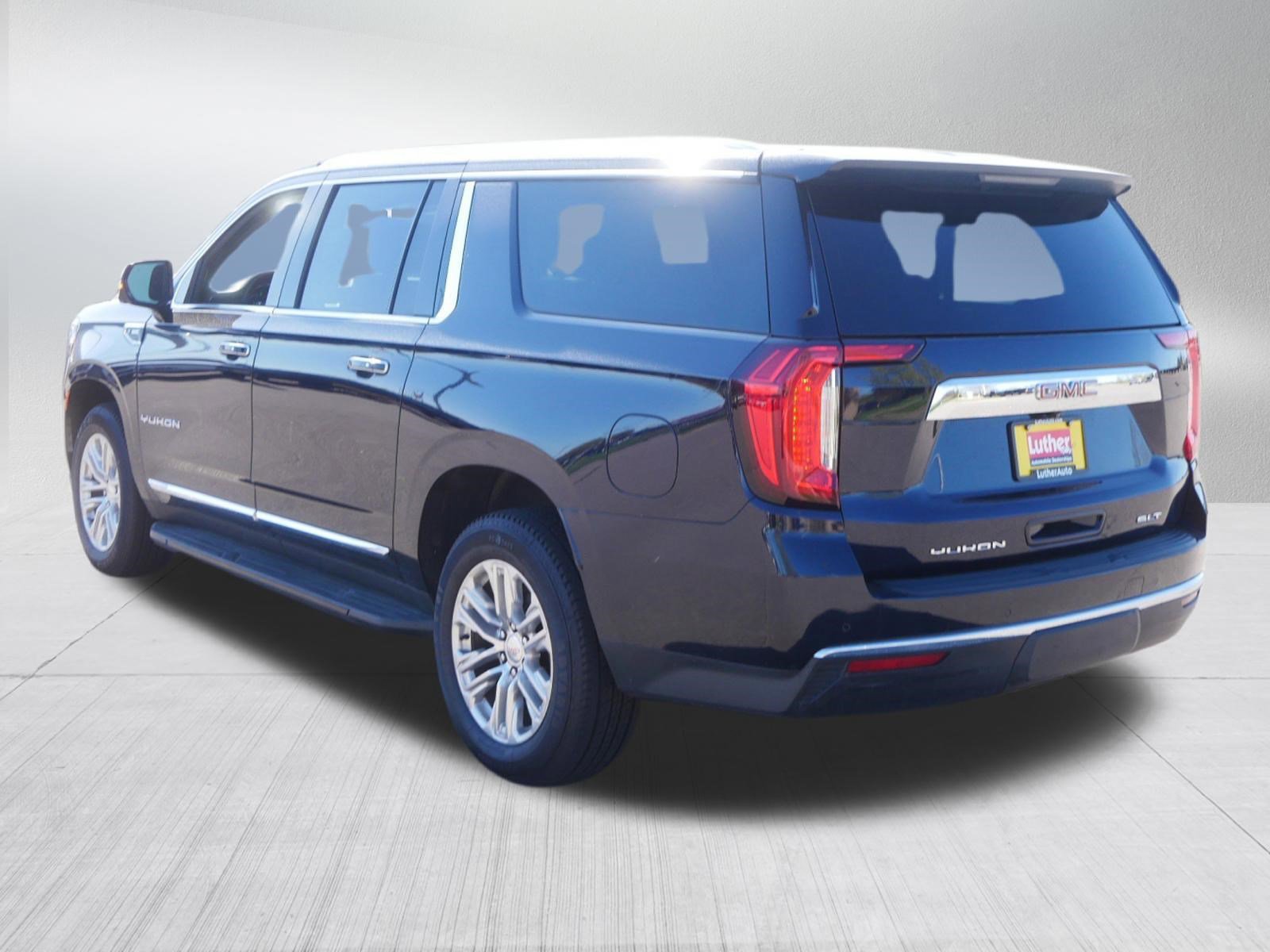 Used 2022 GMC Yukon XL SLT w/ SLT Premium Package AWD/4WD image 5