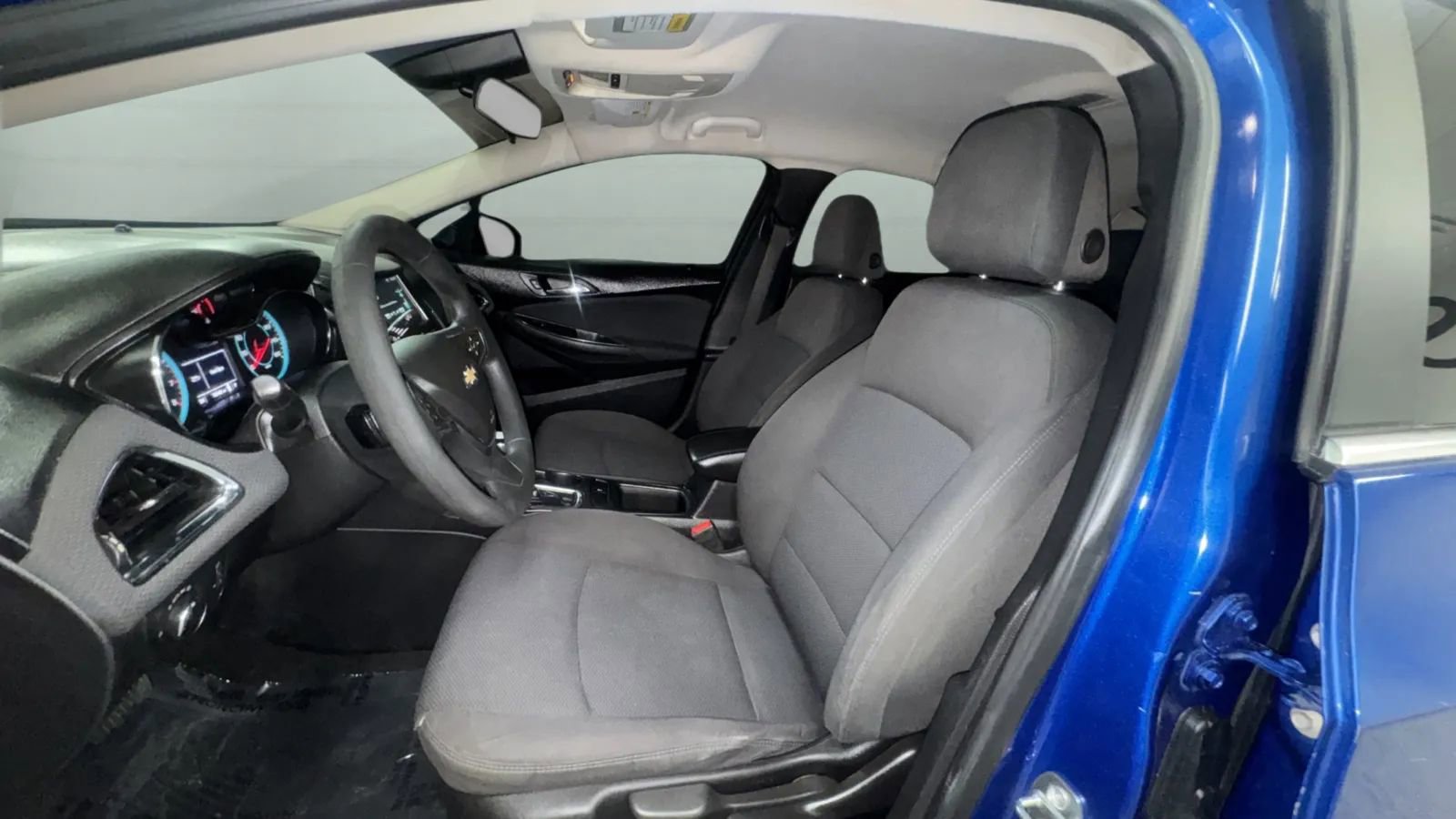 Used 2018 Chevrolet Cruze LT FWD image 20
