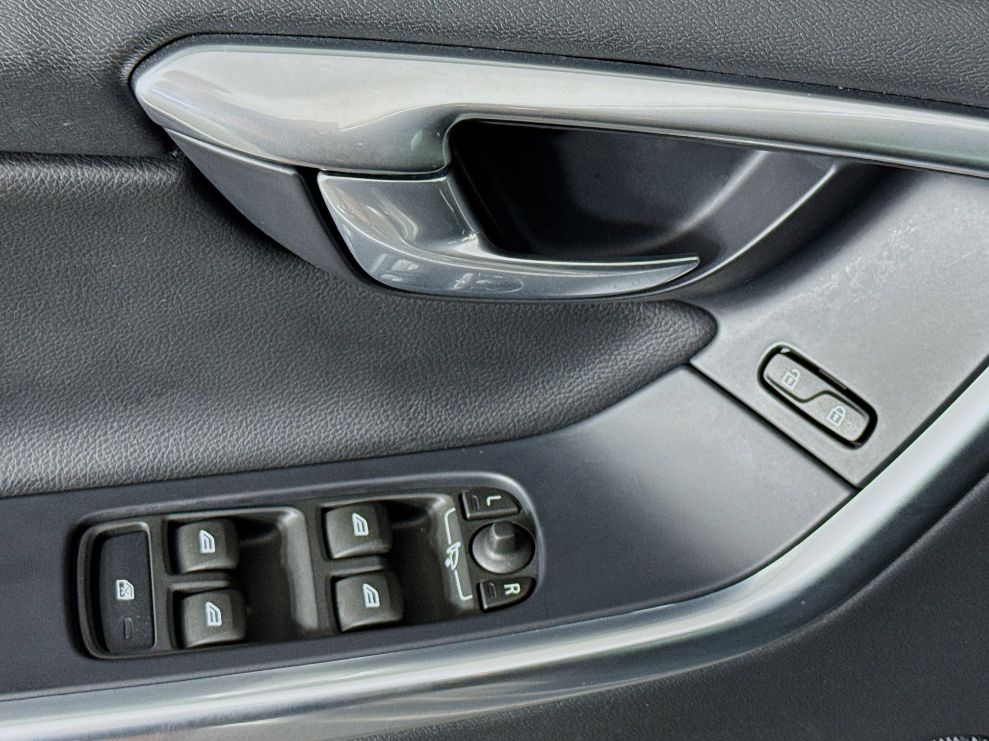 Used 2016 Volvo XC60 T5 Platinum w/ Protection Package image 23