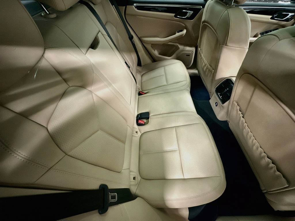Certified 2025 Porsche Macan AWD/4WD image 28