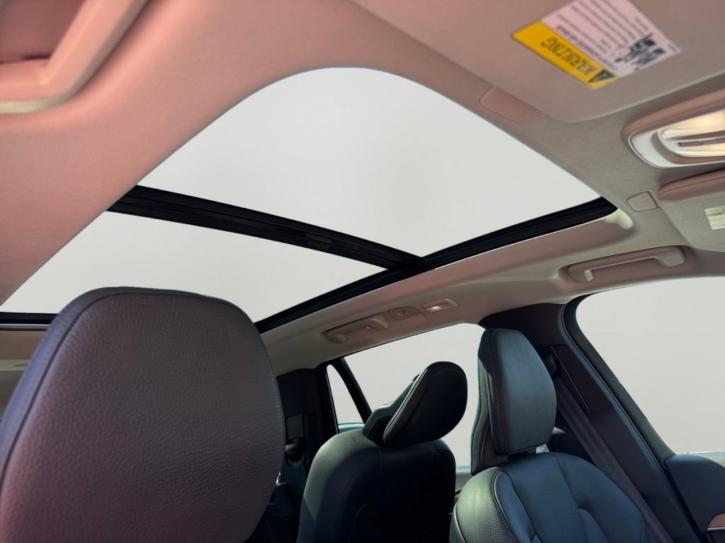 Certified 2025 Volvo XC90 T8 Plus AWD/4WD image 7