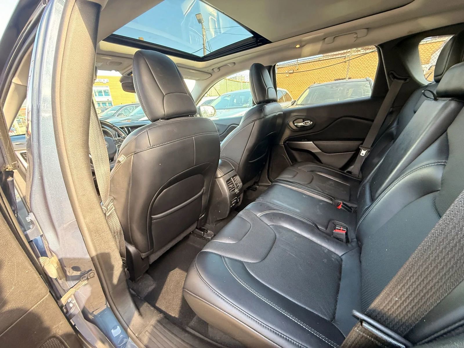 Used 2019 Jeep Cherokee Limited AWD/4WD image 29