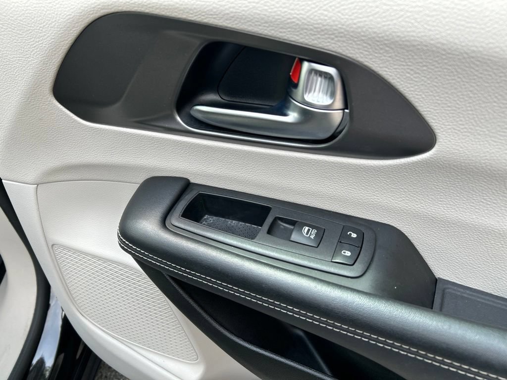 Used 2023 Chrysler Pacifica Touring-L FWD image 29