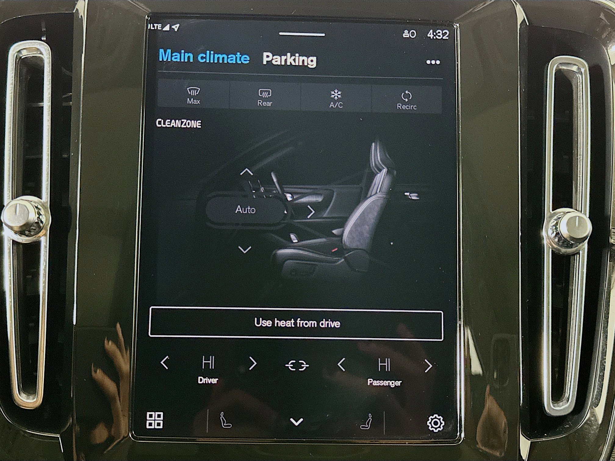 Used 2025 Volvo XC40 B5 Plus image 24