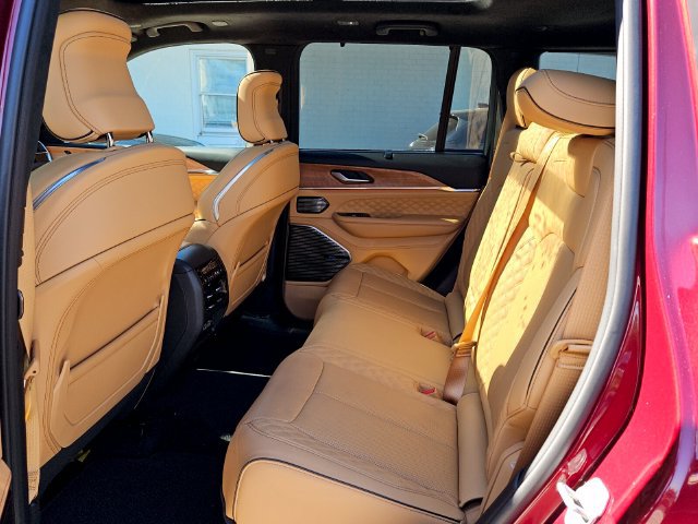 Used 2024 Jeep Grand Cherokee Summit AWD/4WD image 11