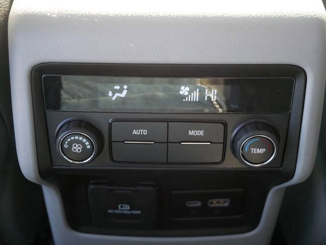 Used 2023 GMC Acadia SLT image 13