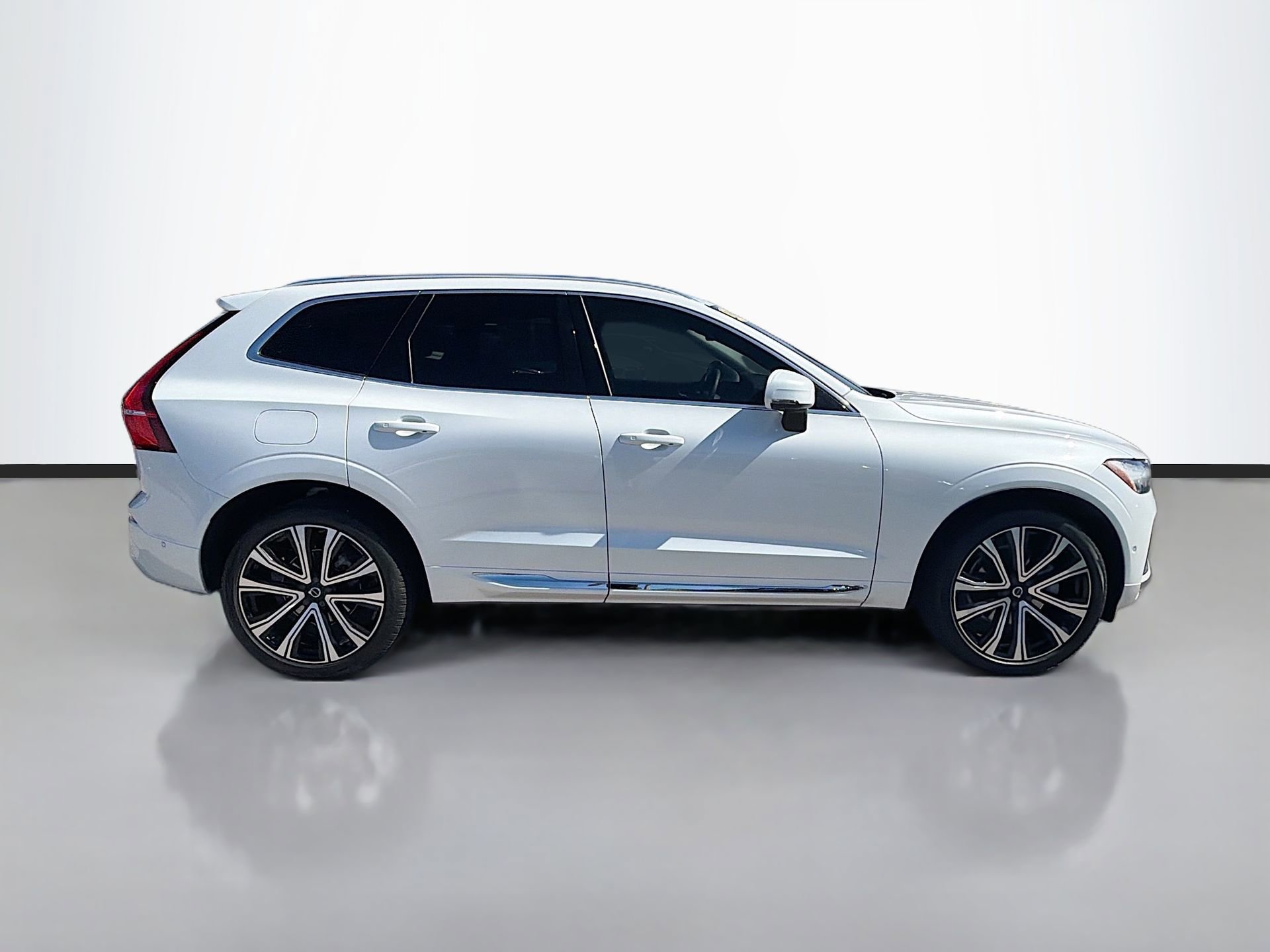 Used 2023 Volvo XC60 B5 Ultimate w/ Climate Package image 3